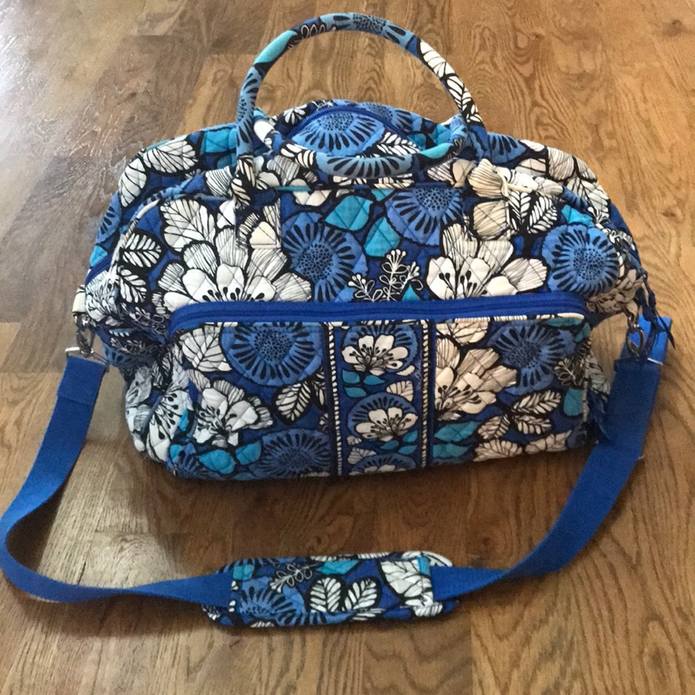 Vera Bradley weekend bag, duffel bag, travel bag🗺